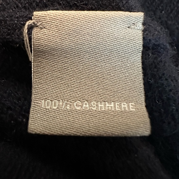 Neiman Marcus 100% Cashmere Turtleneck
Long Sleeve Sweater Large - Picture 7 of 9